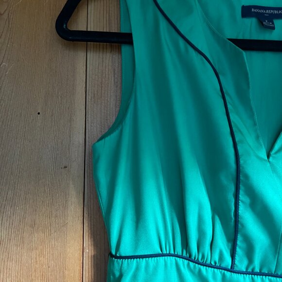 CLOSE OUT SALE Banana Republic Green Sleeveless Dress with Black Piping - Size 2 - Picture 3 of 5